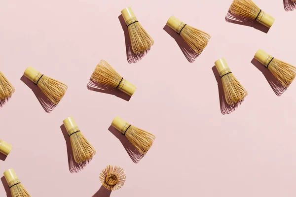 Pembe pastel arka planda bambu kibrit çay çırpıntıları