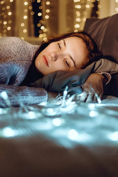 Retrato Jovem Adulto Deitado Cama Com Olhos Fechados Cercado Por — Fotografia de Stock