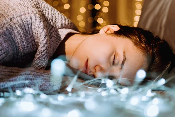 Retrato Jovem Adulto Deitado Cama Com Olhos Fechados Cercado Por — Fotografia de Stock