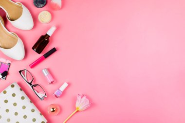 Beyaz plânlı, gözlüklü, kozmetik ürünlü, beyaz daireli ve diğer aksesuarlı güzel bir daire. Pembe arkaplan, kopyalanmış boşluk