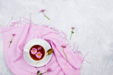 Pembe eşarplı bir fincan siyah çay, çimento arka plan