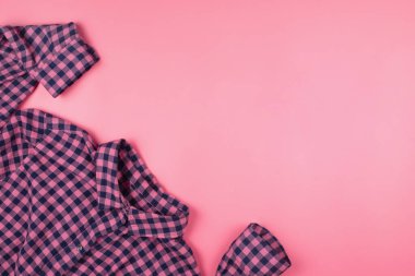 Pembe gömlekli, pembe arka planda. Kopyalama alanı