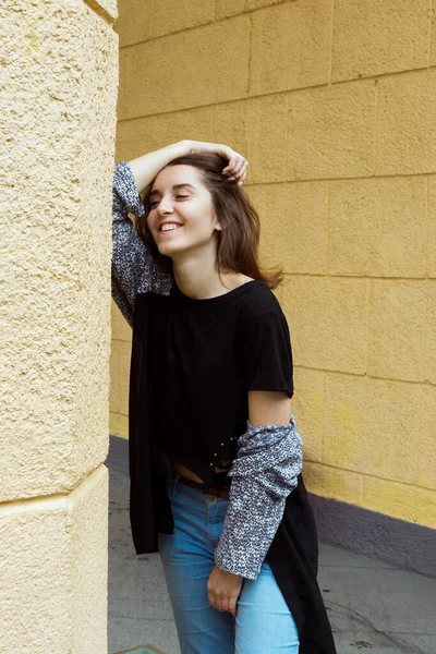 Портрет Щасливої Молодої Дорослої Жінки Яка Сміється Перед Жовтою Стіною — стокове фото