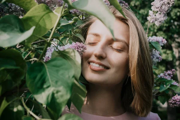 Retrato Estilo Vida Mujer Blanca Joven Flores Lila Hojas Disfrutando — Foto de Stock