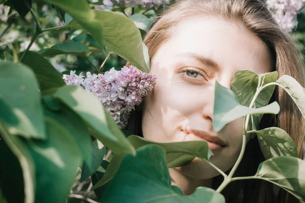 Retrato Estilo Vida Joven Mujer Adulta Feliz Disfrutando Flores Aire — Foto de Stock