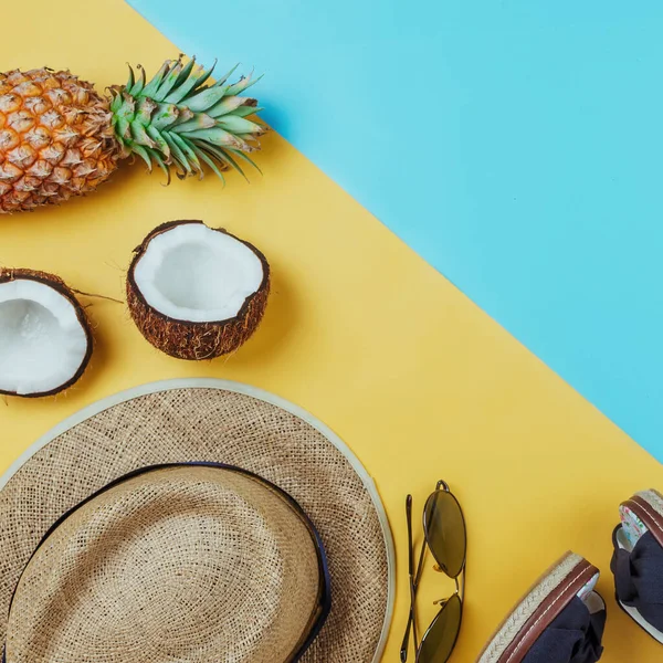 Summer Vacation Square Flatlay Straw Hat Pineapple Coconut Halves Glasses — Stock Photo, Image