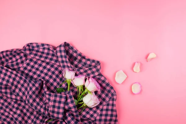 Flatlay Różowej Koszuli Bukiet Róż Płatki Różowym Tle Romantyczny Lub — Zdjęcie stockowe