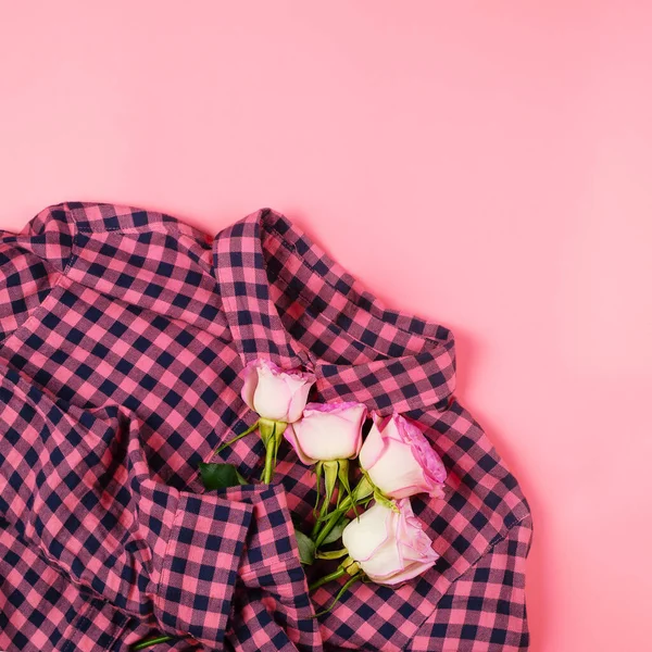 Romantyczne Płaskowyże Zaznaczoną Koszulą Bukietem Róż Płatkami Różowym Tle Przestrzenią — Zdjęcie stockowe