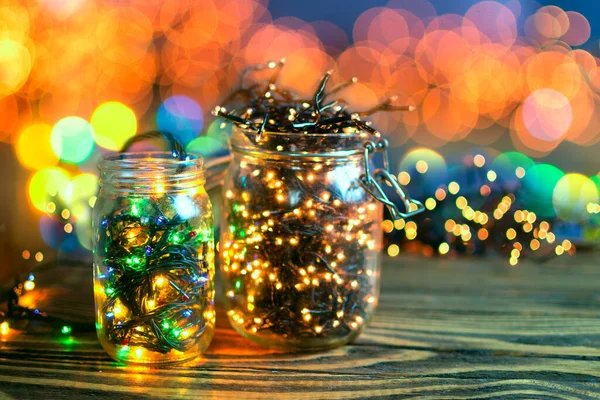 Cam kavanozlarda Noel ışıkları, seçici odaklanma