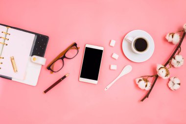 Bir fincan espresso, pamuk dalı, şeker küpleri, akıllı telefon ve planlamacı ile güzel düz yatak, iş modeli