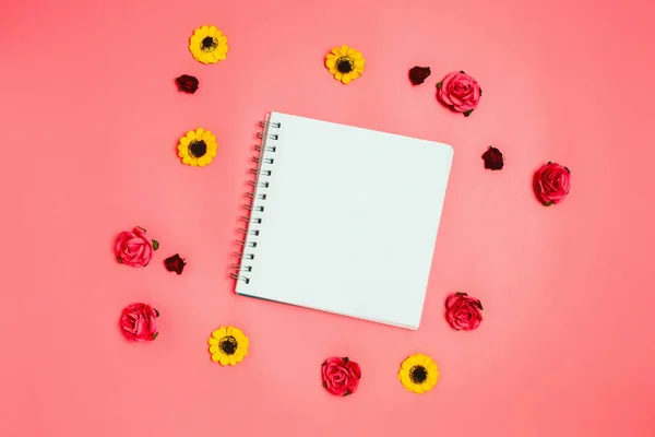 Notizbuch Mit Weißen Leeren Copyspace Seite Mit Verschiedenen Künstlichen Blumen — Stockfoto