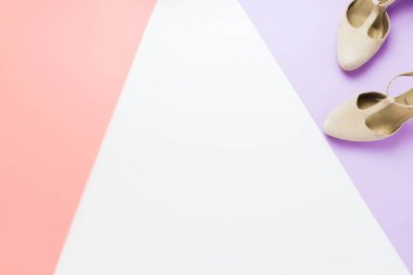 Pastel moda düz yatak düzenleme ve şık gri topuklu ayakkabılar. Kendini hazırlama ya da giydirme kavramı. Mor, pembe ve beyaz arkaplan.