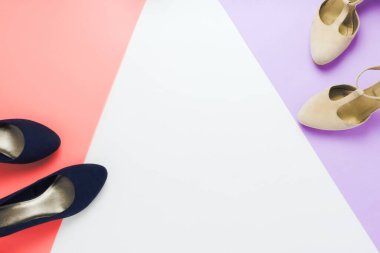 Pastel moda düz yatak düzenleme şık beyaz daireler ve mor, pembe ve beyaz arka planda gri yüksek topuklu ayakkabılar.