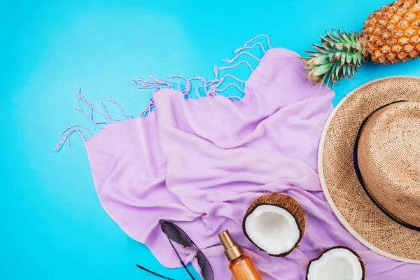 夏休みのフラットストロー帽子 ピンクスカーフ パイナップル ココナッツ ボディオイルとコピースペースと青のメガネ — ストック写真