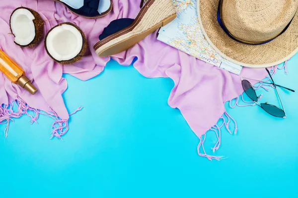 Zomer Vakantie Plat Met Strohoed Roze Sjaal Espadrilles Kokosnoot Body — Stockfoto