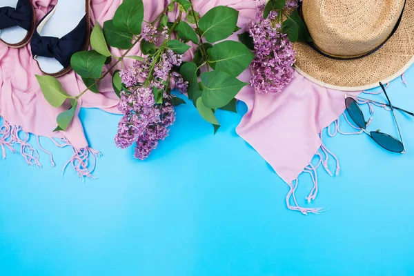 Piatto Estivo Con Sciarpa Rosa Cappello Paglia Sungass Blu — Foto Stock
