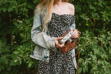 Eski moda film kameralarını tutan kadınların el ele çekimleri.