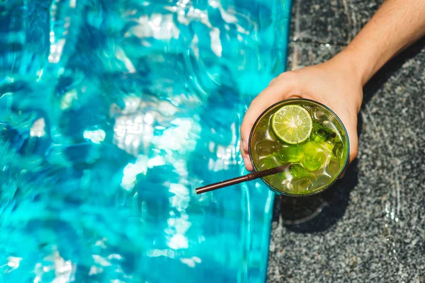 Mann mit tropischem Mojito-Cocktail — Stockfoto