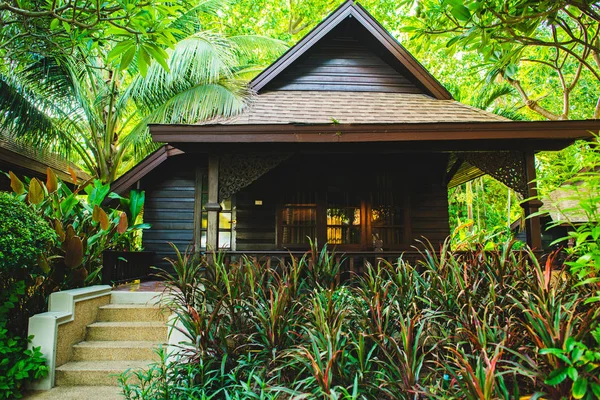 Trópusi erdővel körülvett tengerparti bungaló — Stock Fotó