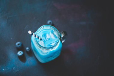 Sütlü buzlu kelebek bezelye çiçek çay bardak. Üstten görünüm.