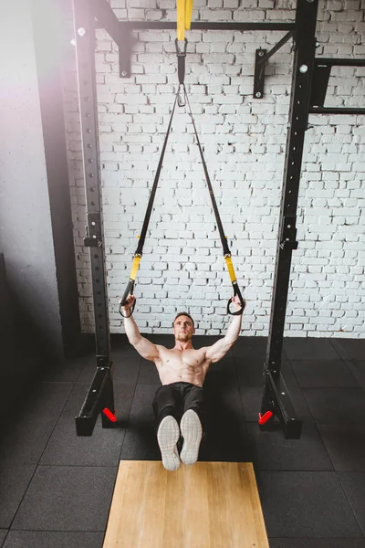 Lekkoatletycznego mężczyzna w treningu siłowni sportowej — Zdjęcie stockowe