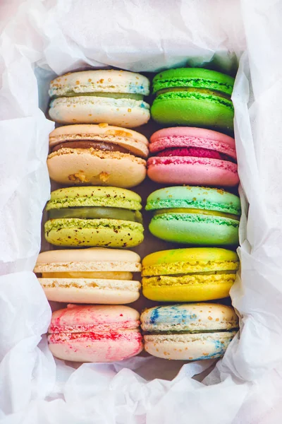 Geschenkbox mit bunten französischen Macarons in verschiedenen Geschmacksrichtungen. — Stockfoto