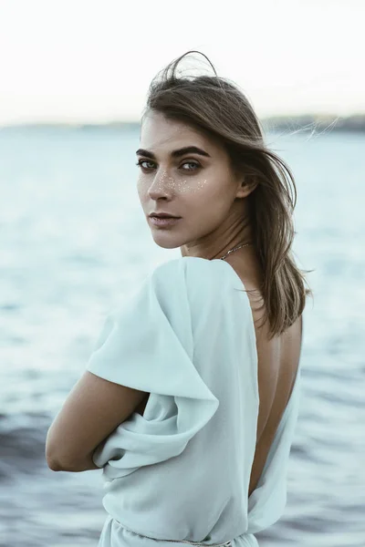 Belle et sensuelle femme aux cheveux volants dans le vent près de la mer — Photo