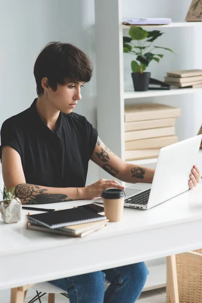 Koncentrált fiatal üzleti nő dolgozik rajta laptop. — Stock Fotó
