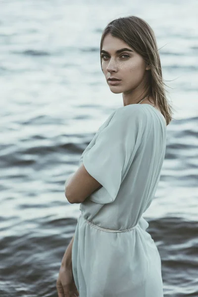 Modeporträt eines schönen, sinnlichen Mädchens am Meer — Stockfoto