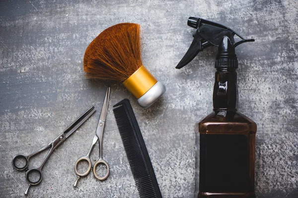 Salon fryzjerski narzędzia na szarym tle — Zdjęcie stockowe