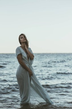 Suda duran genç güzel kadın