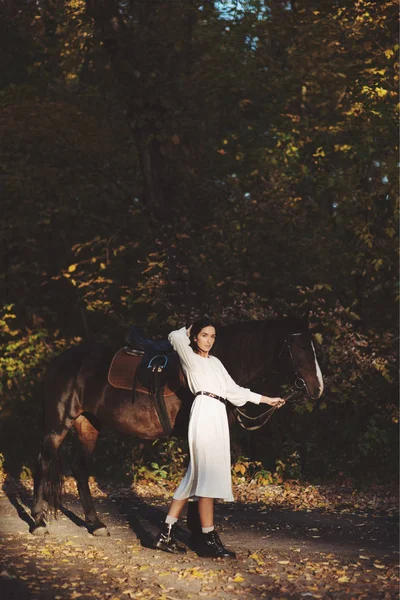 美丽的妇女与马在秋天公园 — 图库照片