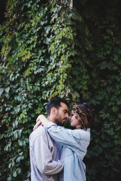 Coppia romantica innamorata che si abbraccia e si guarda Fotografia Stock