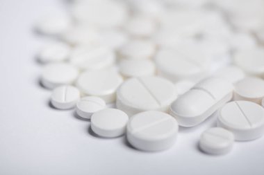 Beyaz arka plan bulanık beyaz haplarla yığını görünümünü kapat