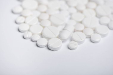 Beyaz arka plan üzerinde beyaz hap kopya alanı ile yığın görünümü kadar kapatın