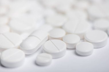 Beyaz arka plan üzerinde farklı beyaz hap görünümü kadar kapatın