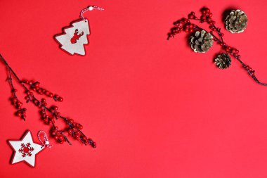 El yapımı Noel dekorasyon izole kırmızı zemin üzerine üstten görünüm
