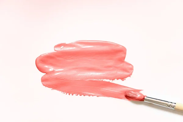 Beyaz arka plan üzerinde izole yaşayan mercan boya fırça darbesi. Yıl 2019 gösteri Pantone rengi.