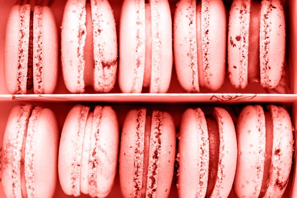Набор макарон в коробке тонированного живого кораллового цвета. Концепция "Цвет года 2019" . — стоковое фото