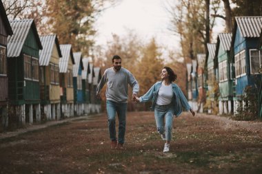 Şirin çift açık havada gülümseyen çalıştıran