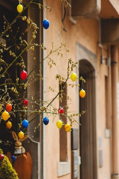 Традиционное украшение пасхальных праздников на улицах Европы — стоковое фото