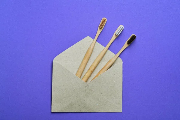 Cepillos de dientes de bambú natural Eco en sobre de papel artesanal — Foto de Stock