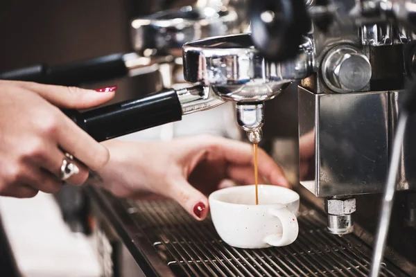 Close-up beeld van barista in café maken van koffie. — Stockfoto