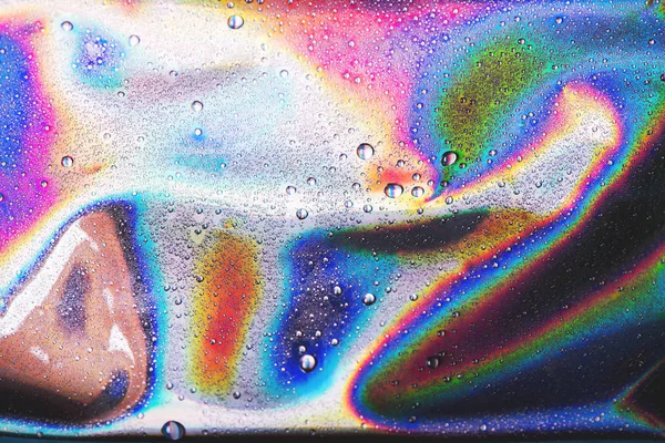 Gotas de água no fundo de néon holográfico vibrante — Fotografia de Stock