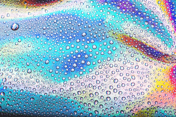 Gotas de agua sobre fondo holográfico de neón pastel —  Fotos de Stock