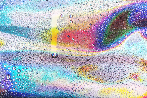 充满活力的全息霓虹灯背景上的水滴 — 图库照片