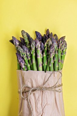 Sarı arka planda kuşkonmaz demeti