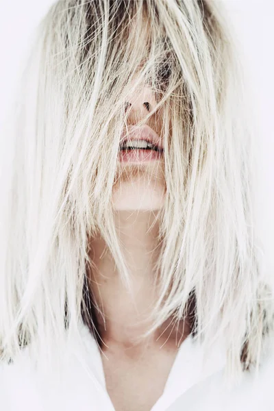 Primer plano retrato de una hermosa mujer con el pelo rubio cubriendo su cara —  Fotos de Stock