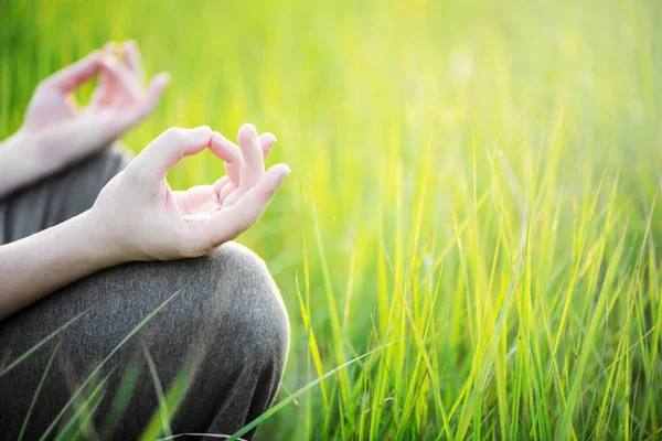 Homem meditando ao ar livre no parque. Conceito saudável e Yoga — Fotografia de Stock