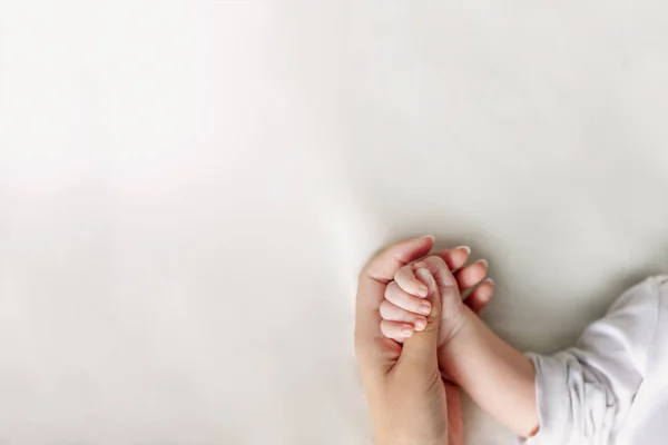 Mãos de mãe e bebê closeup com espaço de cópia — Fotografia de Stock